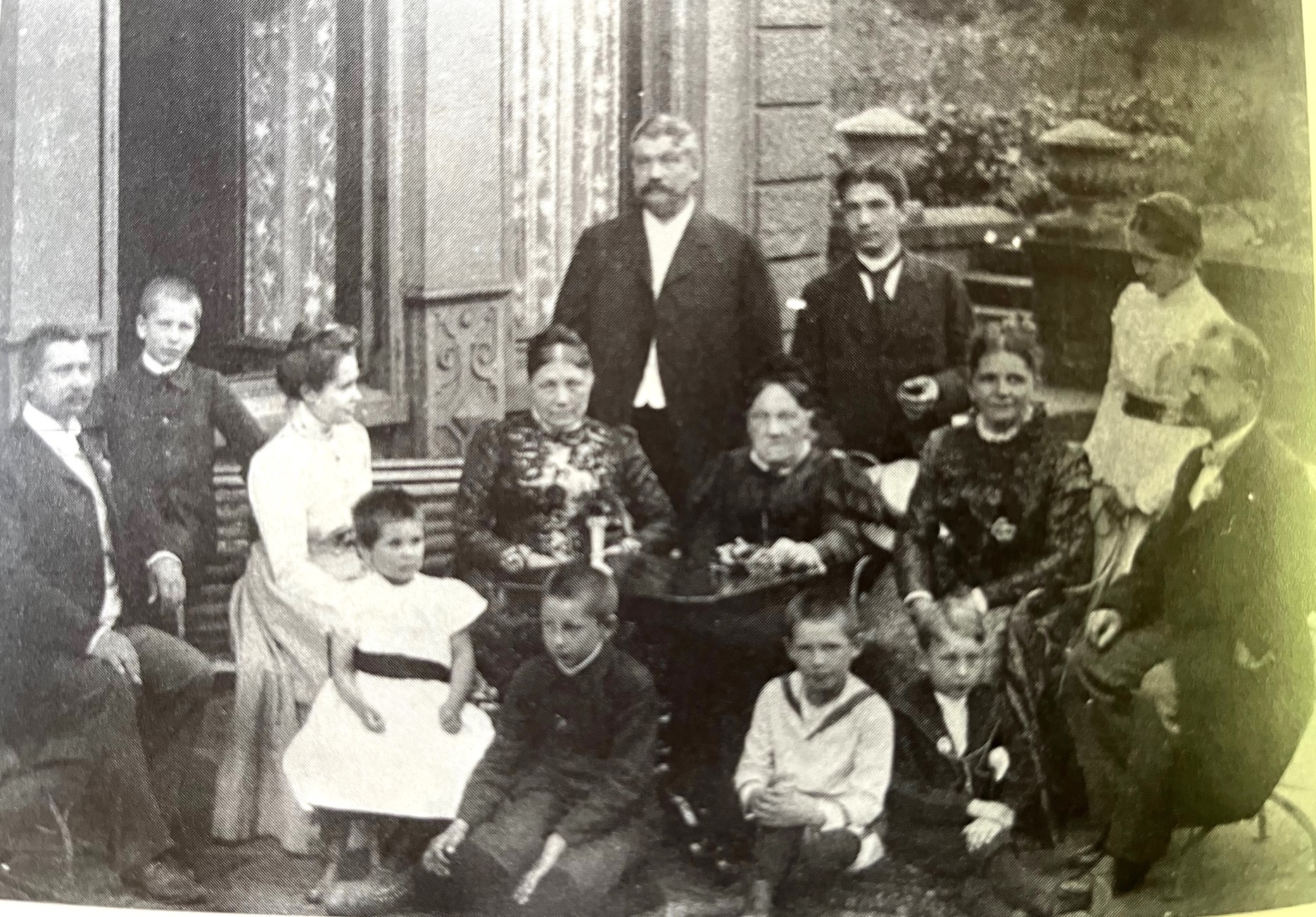 von Fellenberg auf einer alten Zeichnung rechts auf dem Hocker